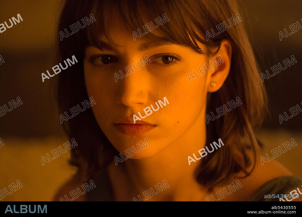 URSULA CORBERO en LA EMBAJADA, 2016, dirigida por CARLOS SEDES y EDUARDO CHAPERO-JACKSON. Copyright Atresmedia Televisión / Bambú Producciones.