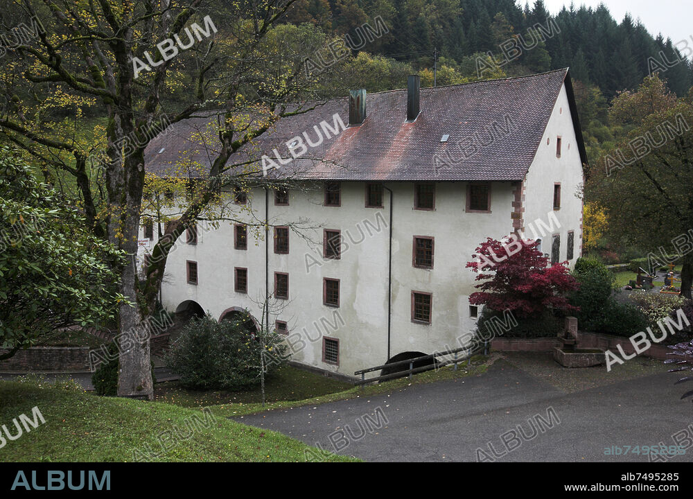 Wittichen (Kaltbrunn, Gemeinde Schenkenzell, Schwarzwald, Baden-Württemberg), Kloster Wittichen (ehemaliges Klarissenkloster, gegründet 1324 durch die Selige Luitgard; säkularisiert 1803; Klostergebäude 1858 größtenteils abgetragen), sog. Langer Bau oder Äbtissinnenbau (17. Jahrhundert). - Außenansicht von Südwesten. - Foto, 2010.