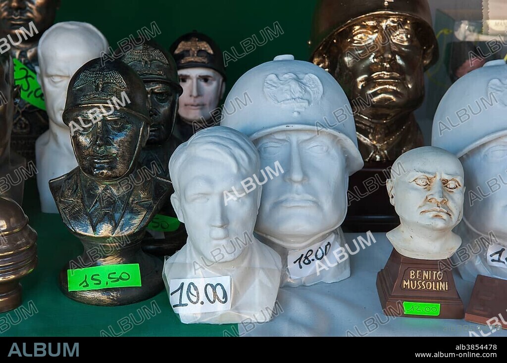 Souvenir shop, heads of Mussolini and Hitler in a shop window, glorification of fascism, birthplace of Mussolini, Predappio, Emilia-Romagna, Italy