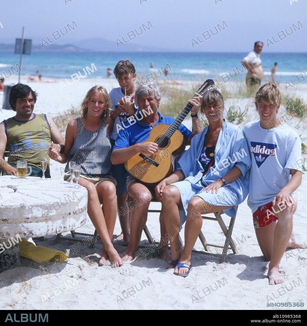 The german actor Siegfried Rauch with his family and his collegue the german actress Maria Furtwängler at the beach,probably Mediterranean Sea 1980.