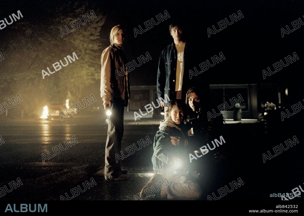 COLE HEPPELL, MAGGIE GRACE, SELMA BLAIR y TOM WELLING en TERROR EN LA NIEBLA, 2005 (THE FOG), dirigida por RUPERT WAINWRIGHT. Copyright COLUMBIA PICTURES / McEWAN, ROB.