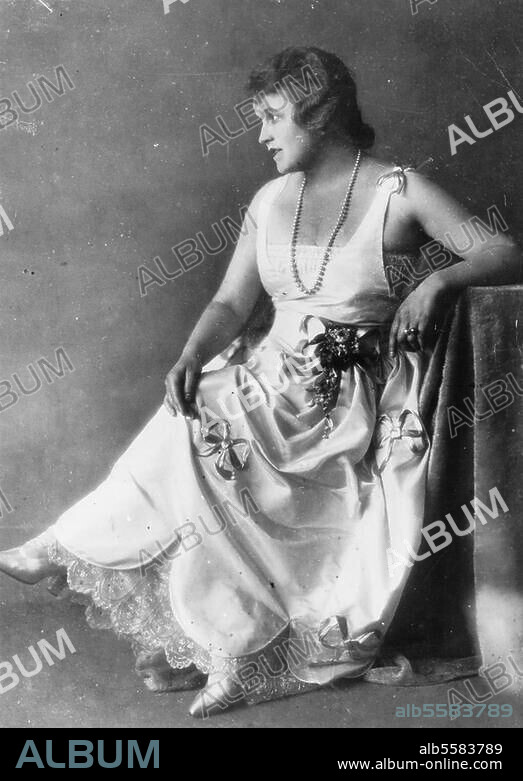 Dux, Claire. deutsche Sängerin (1911-1918 Königliche Oper Berlin); Witkowicz bei Bromberg 2.8.1885 - Chicago 8.10.1967. Porträt. Foto, Chicago um 1925 (Chicago Opera Company).