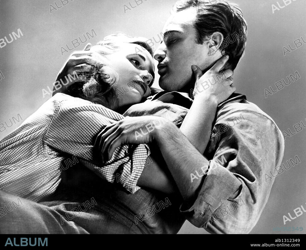EVA MARIE SAINT y MARLON BRANDO en LA LEY DEL SILENCIO, 1954 (ON THE WATERFRONT), dirigida por ELIA KAZAN. Copyright COLUMBIA PICTURES.