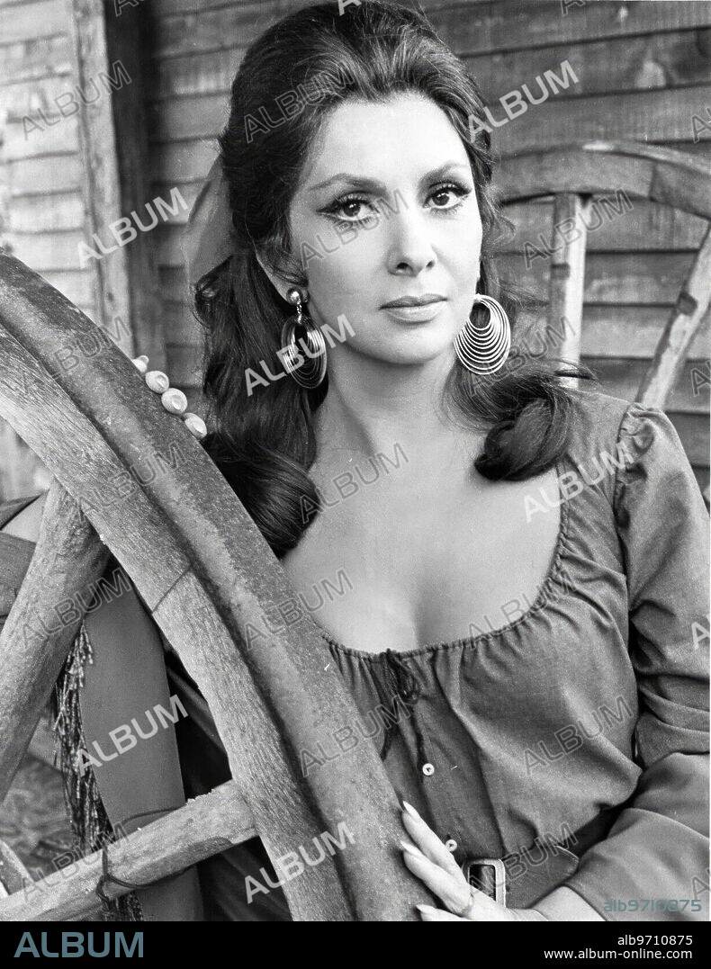 GINA LOLLOBRIGIDA en EL HOMBRE DE RÍO MALO, 1971 (BAD MAN'S RIVER), dirigida por EUGENIO MARTIN. Copyright INTERNATIONAL APOLLO FILMS.