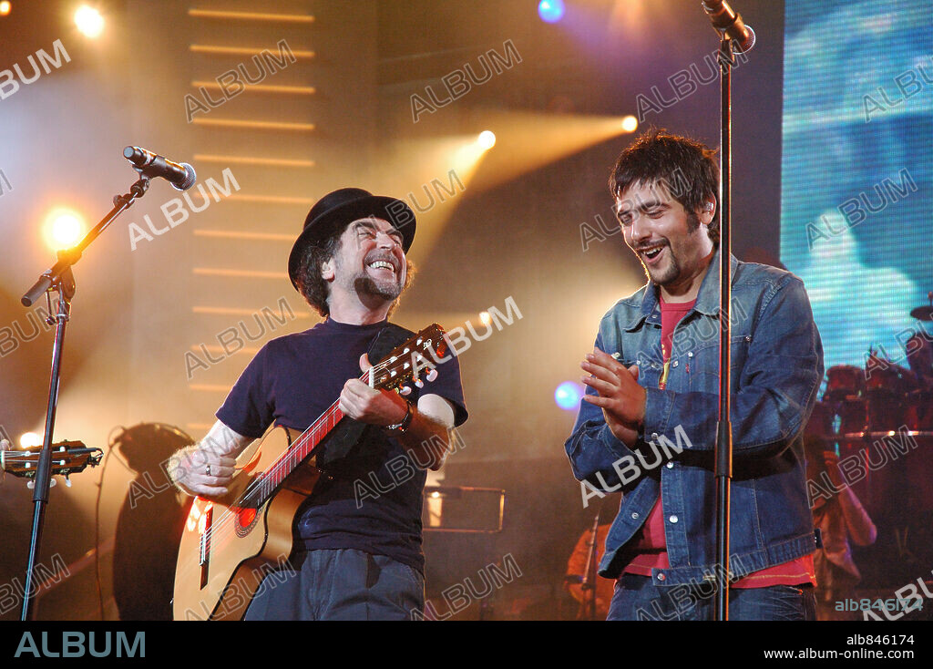 17 / 06 / 2006; Estadio Vicente Calderon. Madrid. Joaquin Sabina y el cantante de Estopa Jose Muñoz durante el concierto.