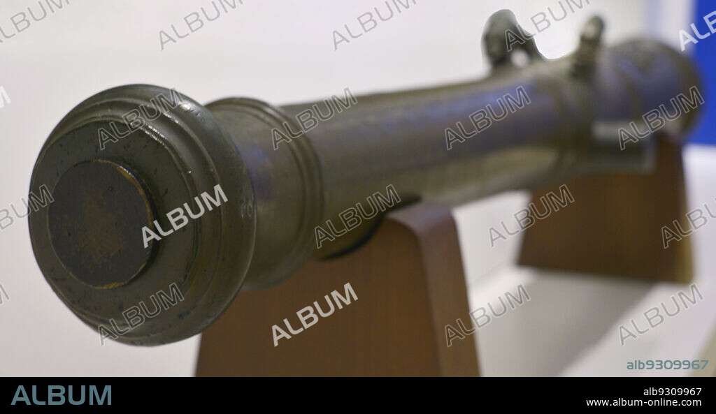 CIPRIANUS CRANZ. 18TH CENTURY FOUNDRY MASTER.. Cañón de campaña de avancarga en bronce. Calibre 77 mm. Datado durante el reinado del rey Juan V de Portugal (1707-1750). Fundido en Holanda por Ciprianus Cranz para Portugal en 1737. Museo de Marina. Lisboa. Portugal.