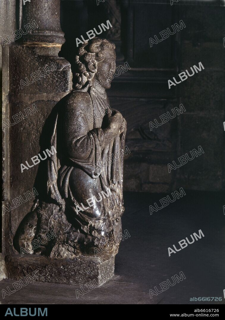 SANTO DOS CROQUES - AUTORRETRATO DEL MAESTRO MATEO EN EL PORTICO DE LA GLORIA - SIGLO XII - FOTO AÑOS 90.