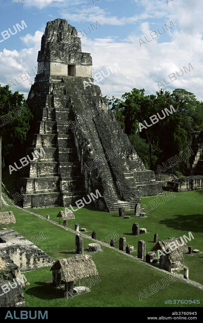 Temple of the Great Jaguar in the Grand Plaza, Mayan ruins, Tikal, UNESCO World Heritage Site, Peten, Guatemala, Central America.