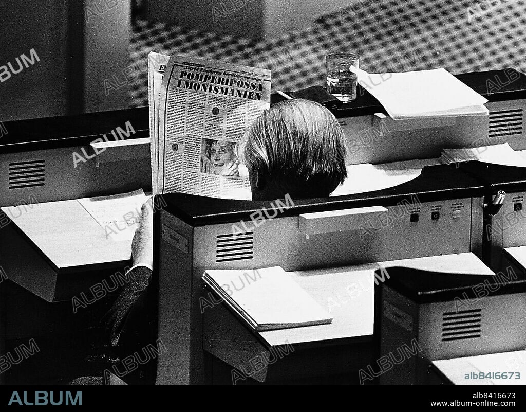 ARKIV 1976 - Finansminister Gunnar Sträng läser Astrid Lindgrens Pomperipossa-saga i Expressen. Bilden publicerad i boken "Bilder som förändrat Sverige" - en berättelse om Expressens bildjournalistik 1944-2004. (Obs bilden inscannad för miniformat i boken. Behövs bilden för tryck i större format fråga efter originalet.). Foto. Sven-Erik Sjöberg Kod: 53. COPYRIGHT SCANPIX SWEDEN.