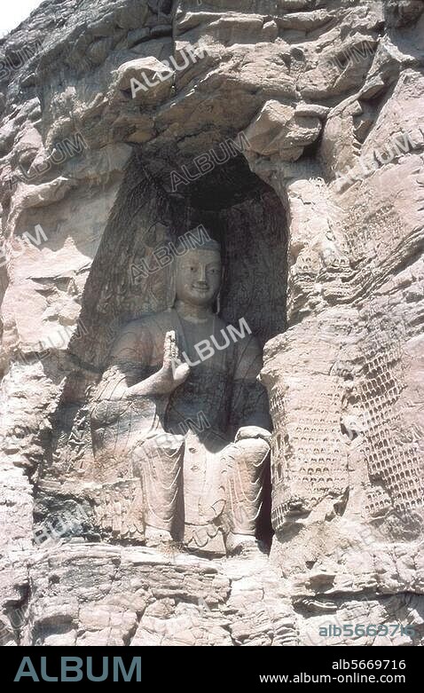 Datong (Chine, province Shanxi). Art rupestre bouddhique, Ve-VIe siècle. Grottes de Yungang (252 grottes avec 51000 statues). Vue partielle : statue de Bouddha. Photo.