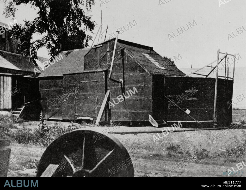 HISTORIA DEL CINE: EDISON STUDIOS (FILM HISTORY: EDISON STUDIOS). HISTORIA DEL CINE. PRIMEROS ESTUDIOS. La llamada BLACK MARIA fue construida en el invierno de 1892-93 en West Orange (Nueva Jersey) y está considerada como uno de los primeros platós cinematográficos de la historia del cine. Pertenecía a Edison Studios.