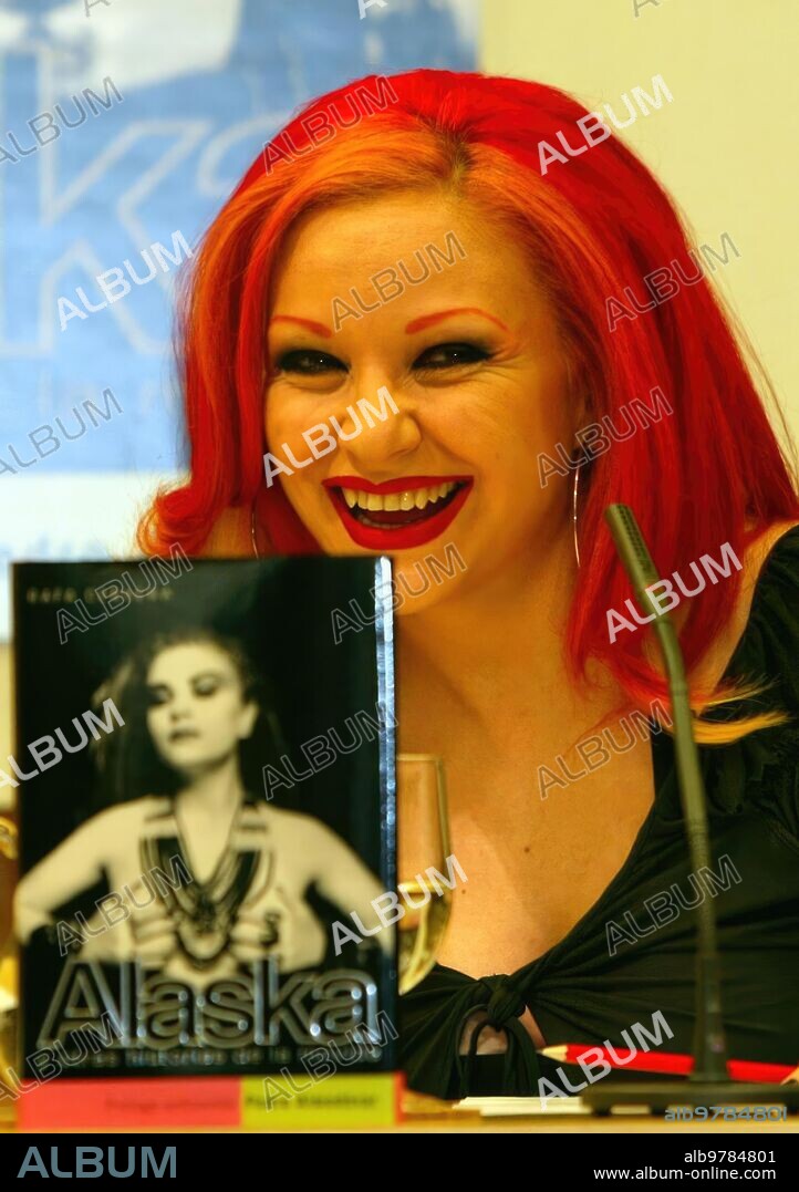 Madrid, 9-25-02. -presentation of the biography of oblivion Gara "Alaska"; . -photo Ernesto Agudo.