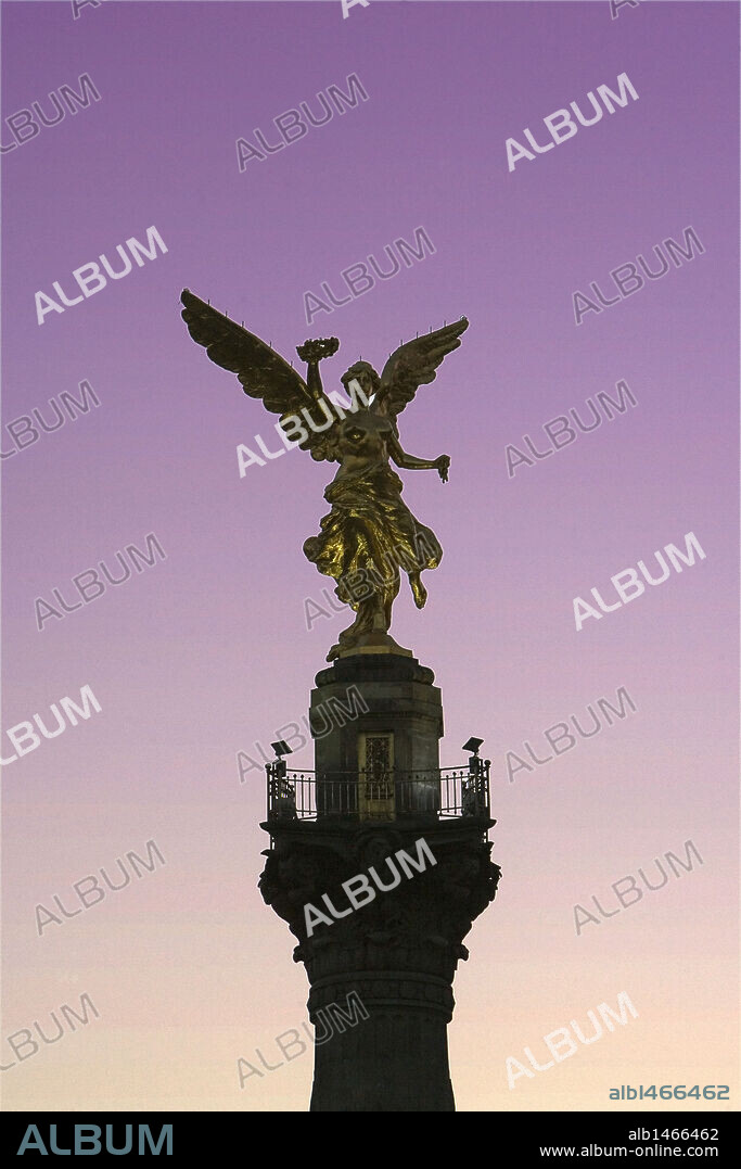 ESTATUA DE LA VICTORIA ALADA, conocida como "EL ANGEL", que corona el MONUMENTO A LA INDEPENDENCIA, situado en el Paseo de la Reforma e inaugurado en 1910 para commemorar el centenario de la independencia del país. Es obra de Enrique Alciati. MEXICO D. F. México.