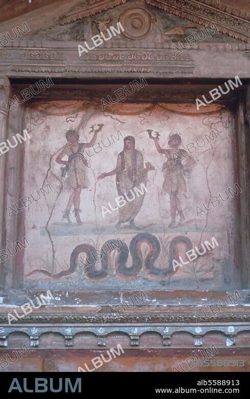 Mythologie gréco-romaine :. Lares (divinités romaines chargés de veiller sur les chemins et foyers). Autel en forme de temple ; derrière, un génie portant une toge accompagné de deux Lares, au-dessous un serpent. Peinture murale romaine, 1er siècle, Pompéi, Maison des Vettier.