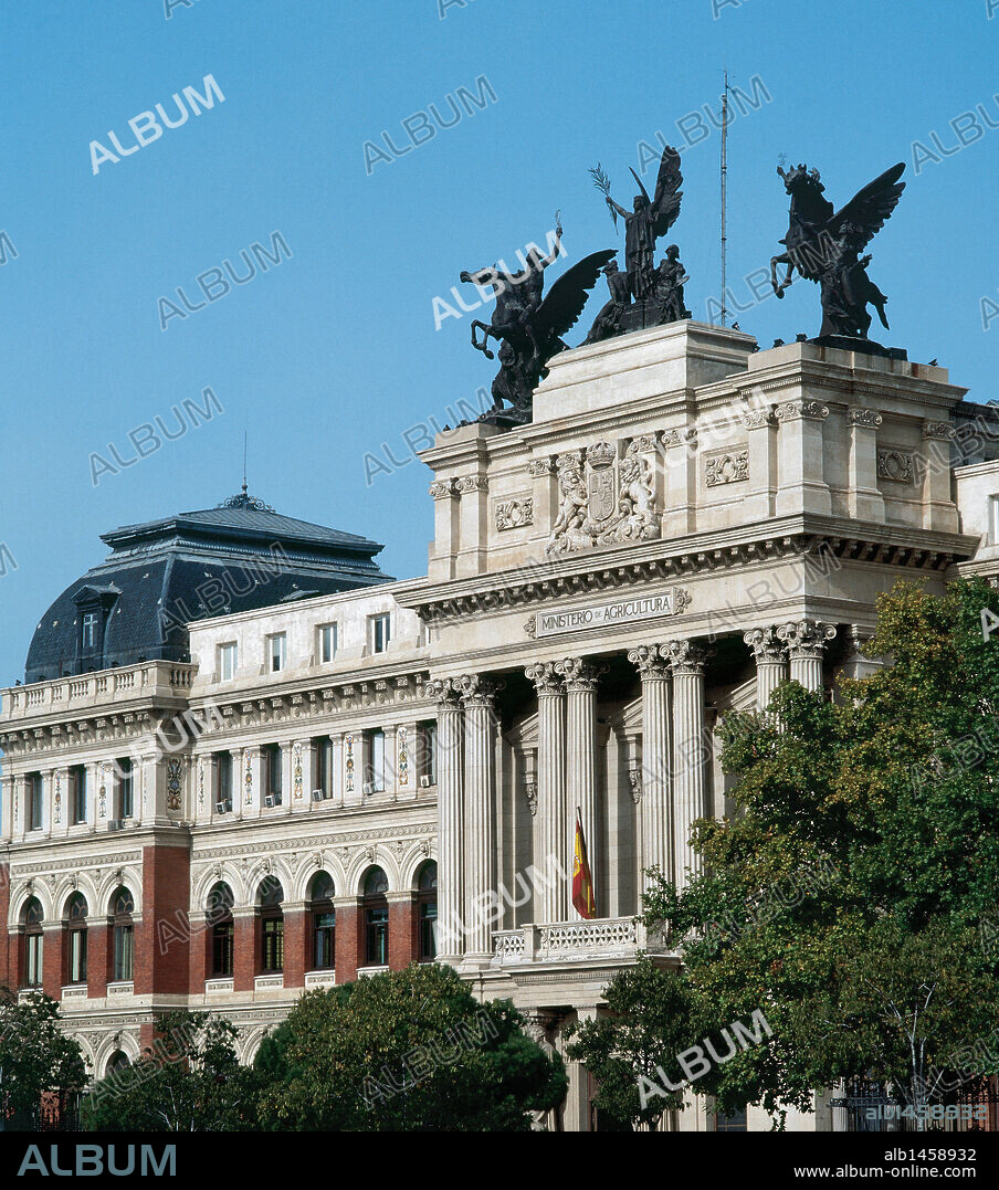 MINISTERIO DE AGRICULTURA. Construido en el s. XIX sobre un antiguo solar del Jardín Botánico. Vista parcial de la fachada donde aparece el escudo de España labrado en piedra. En la parte superior, el grupo escultórico de Agustín QUEROL con la Gloria ofreciendo palmas y laureles al Arte y a la Ciencia y dos pegasos guiados por los genios del Arte y la Industria. MADRID. España.