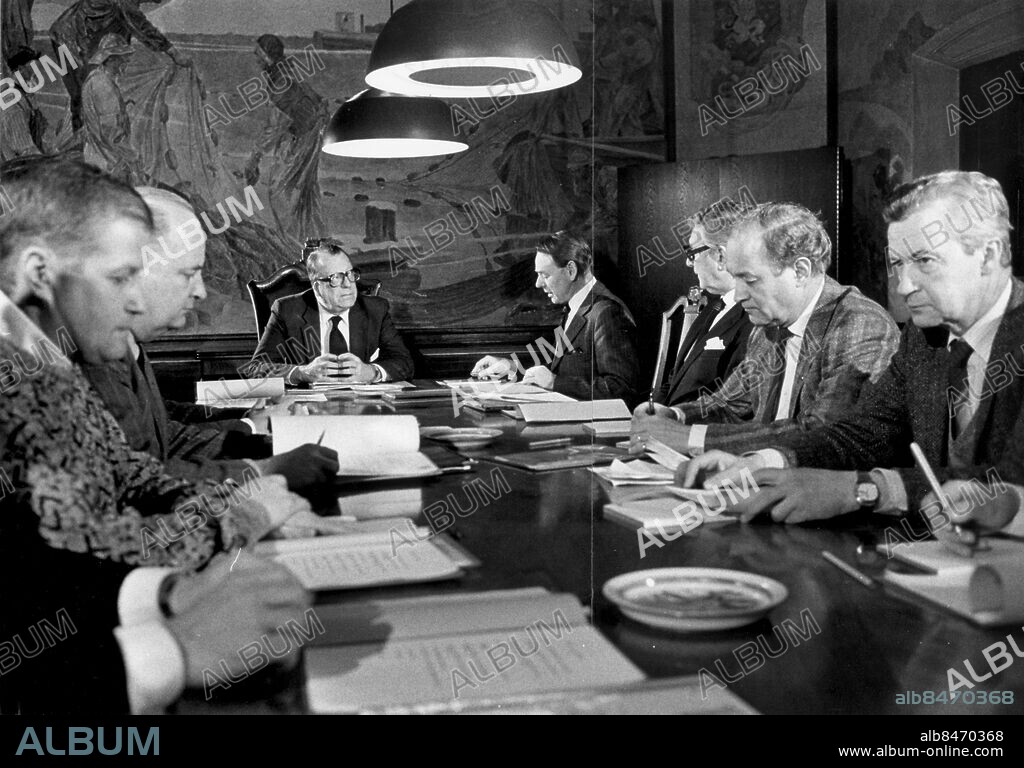 Göteborg 1986-03-12. Stiftelsen ostindiefararen Götheborg - fr v. Anders Wästfelt, okänd, landshövding Åke Norling, Jörgen Weibull, Okänd, Ingvar Fasth samt Göran Sundström - chef Sjöfartsmuséet.. Foto: GP *** Local Caption *** . GP.