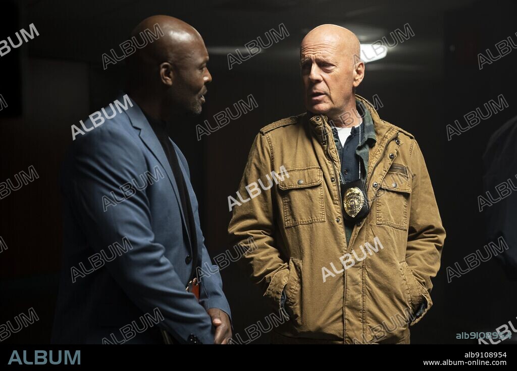 BRUCE WILLIS and JIMMY JEAN-LOUIS in DETECTIVE KNIGHT: ROGUE, 2022, directed by EDWARD DRAKE. Copyright BondIt / Buffalo 8 Productions.