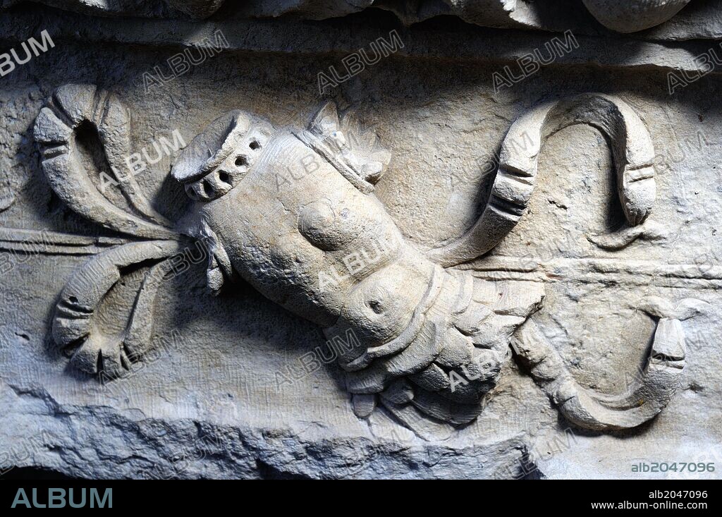 " Grutesco " Coraza trofeo en Altorelieve. Renacentista ( Plateresco) Perteneciente a la zanca de la balaustrada " Escalera de Honor de Covarrubias - Patio de Fonseca . PALACIO ARZOBISPAL " ANTIQUARIUM - Muralla de ALCALA DE HENARES ( Siglo XIII ).Comunidad de Madrid . ESPAÑA.