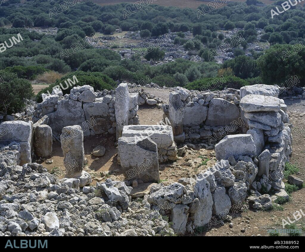 Prehistoria. Edad de los Metales. Edad del Bronce. Conjunto Megalítico de Torre d'En Galmés. Vista del Recinto de Taula, edificio comunitario destinado al culto. posiblemente ligado a celebraciones relacionadas con el calendario agrícola y ganadero (siglos IV a I a. C.). Al fondo, bases de viviendas. Cultura Megalítica. Menorca. Islas Baleares. España.