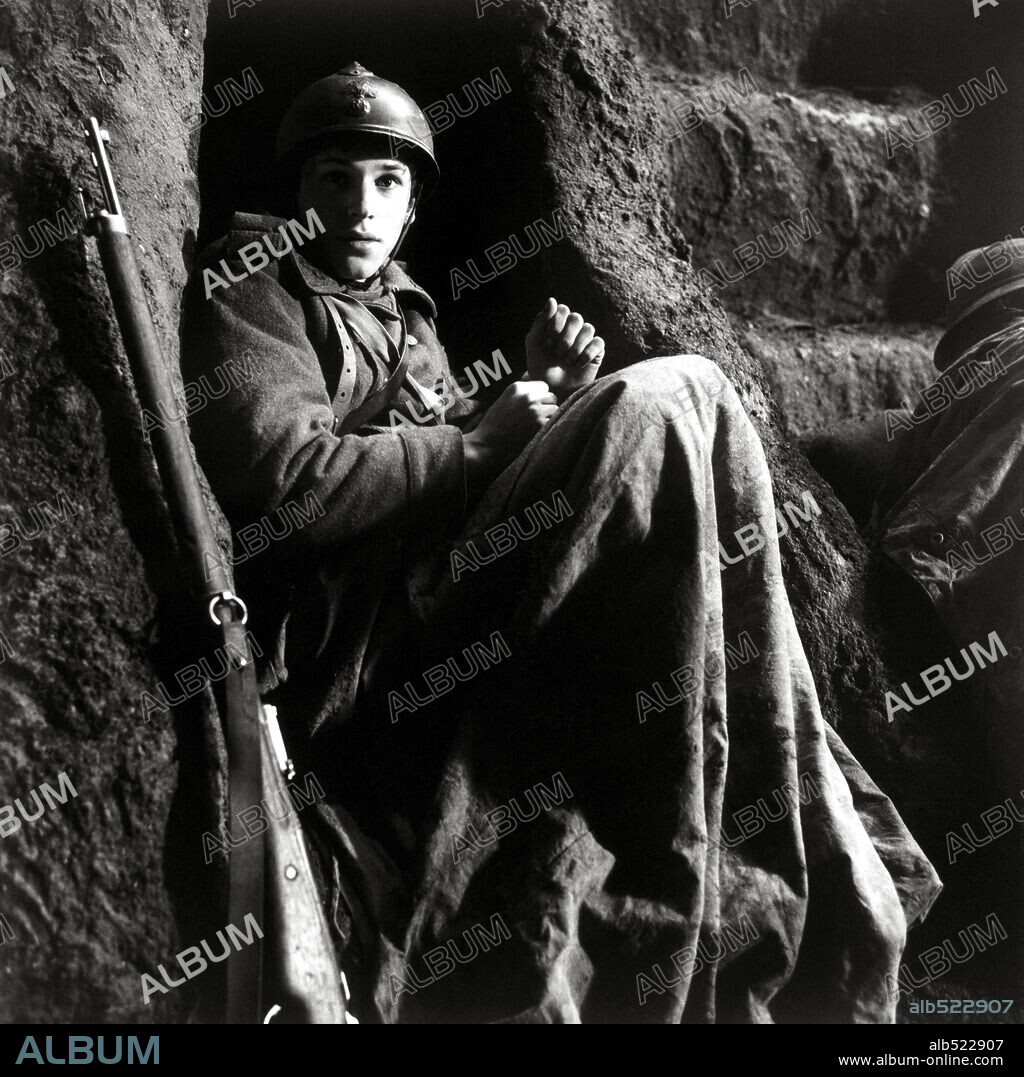 GASPARD ULLIEL in A VERY LONG ENGAGEMENT, 2004 (UN LONG DIMANCHE DE FIANÇAILLES), directed by JEAN-PIERRE JEUNET. Copyright WARNER BROS. / CALVO, BRUNO.