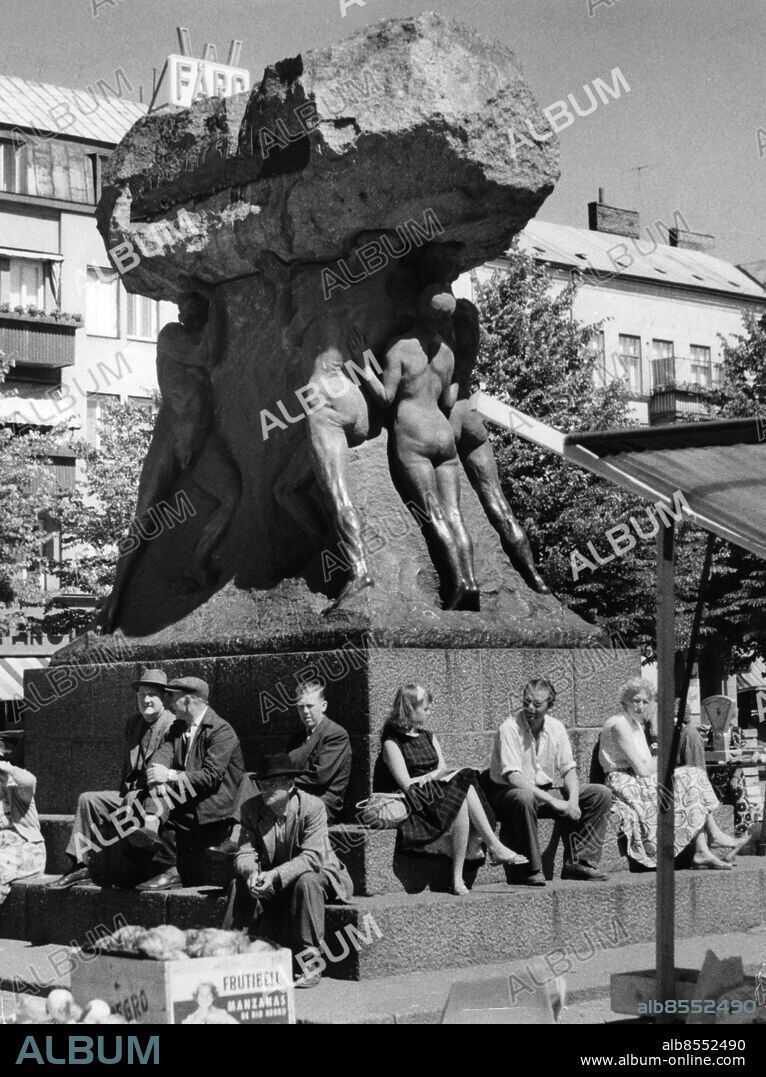 Möllan Möllevångstorget i Malmö 1965. Statyn "Arbetets ära" av Axel Ebbe. Människor folk sittande på trappan vid konstverket vid torgdag torghandel.. Foto: Sydsvenskan / IBL Bildbyrå.