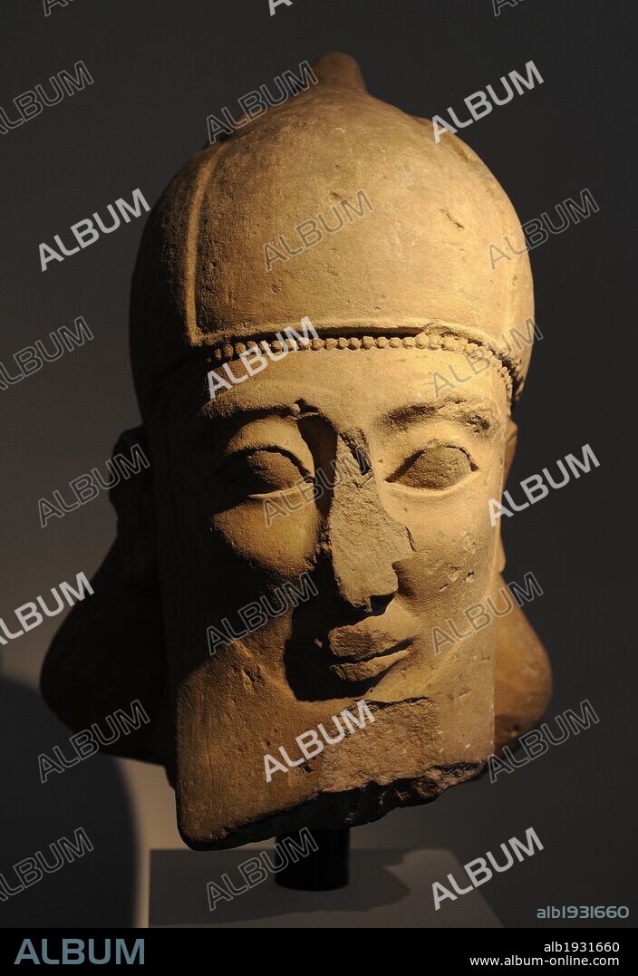 ARTE ANTIGUO. Zona Mediterránea. Rey-sacerdote?. Escultura votiva. Museo Carlsberg Glyptotek. Copenhague. Dinamarca. Europa.