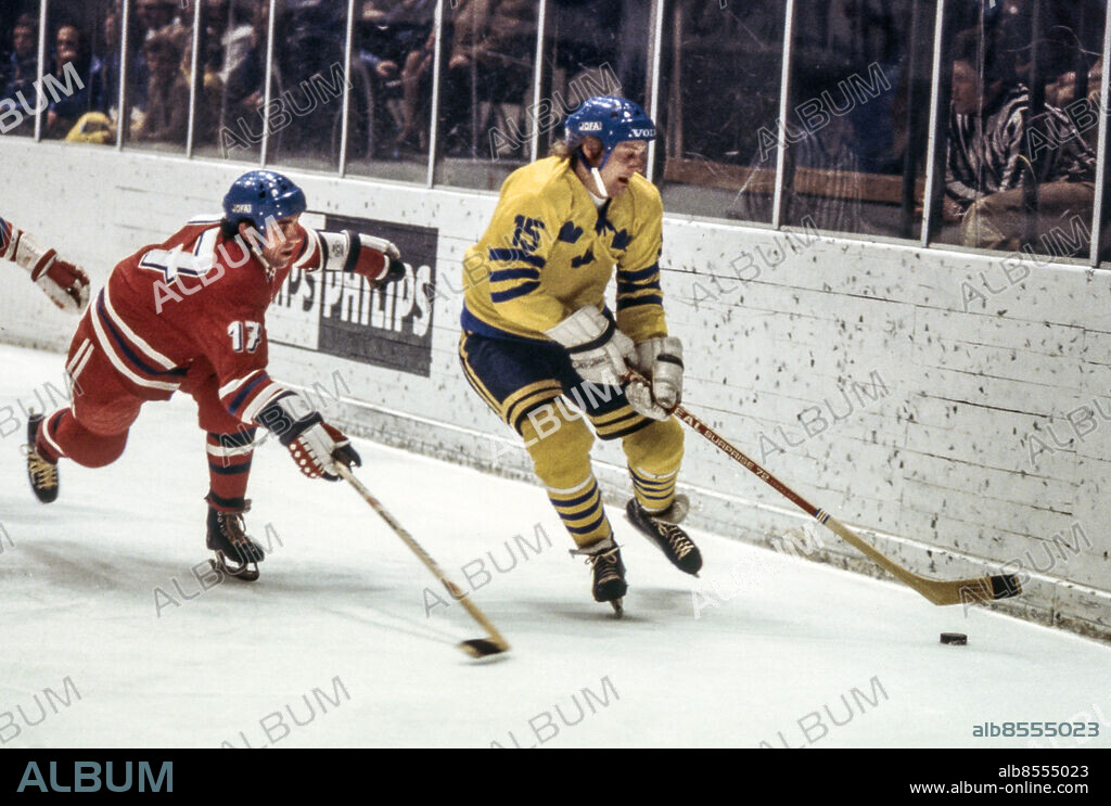 HELSINGFORS 1974-04-??. Tre Kronors Lars-Göran Nilsson med pucken framför Tjeckernas Jan Suchy i en av de två matcherna mellan Sverige och Tjeckoslovakien i ishockey-VM i Helsingfors, Finland, i april 1974.. Foto: Jan Collsiöö / TT / 1001.