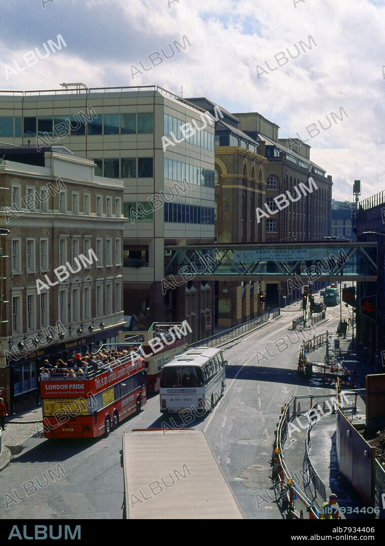 CITY LONDON-ZONA BANCARIA CON AUTOBUSES DE DOS PISOS SIN TECHO.