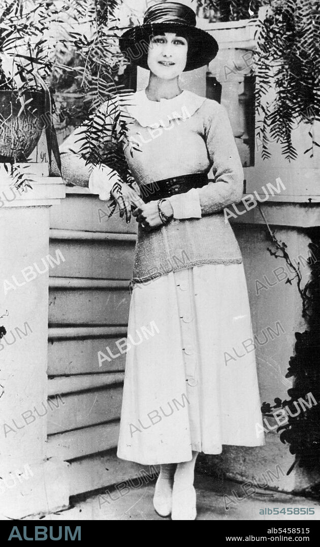 Mrs. Ernest Simpson Before her First Divorce.Associated Press Photo Shows: Mrs. Ernest Simpson Photo graphed at Colorado, California, in 1927 just before her Divorce from command are Wing field Spencer, her first Husband.The Beautiful Ex- Mrs Simpson photo graphed in California in 1927. December 21, 1936. (Photo by The Associated Press).