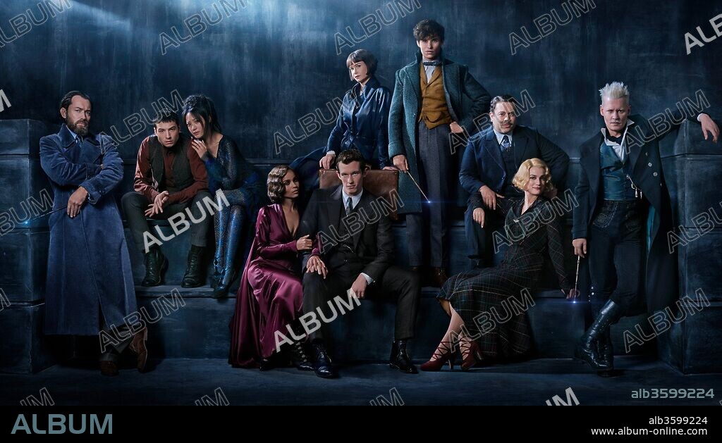 ALISON SUDOL, CALLUM TURNER, CLAUDIA KIM, DAN FOGLER, EDDIE REDMAYNE, EZRA MILLER, JOHNNY DEPP, JUDE LAW, KATHERINE WATERSON and ZOE KRAVITZ in FASTASTIC BEASTS: THE CRIMES OF GRINDELWALD, 2018 (FANTASTIC BEASTS: THE CRIMES OF GRINDELWALD), directed by DAVID YATES. Copyright HEYDAY FILMS/WARNER BROS.