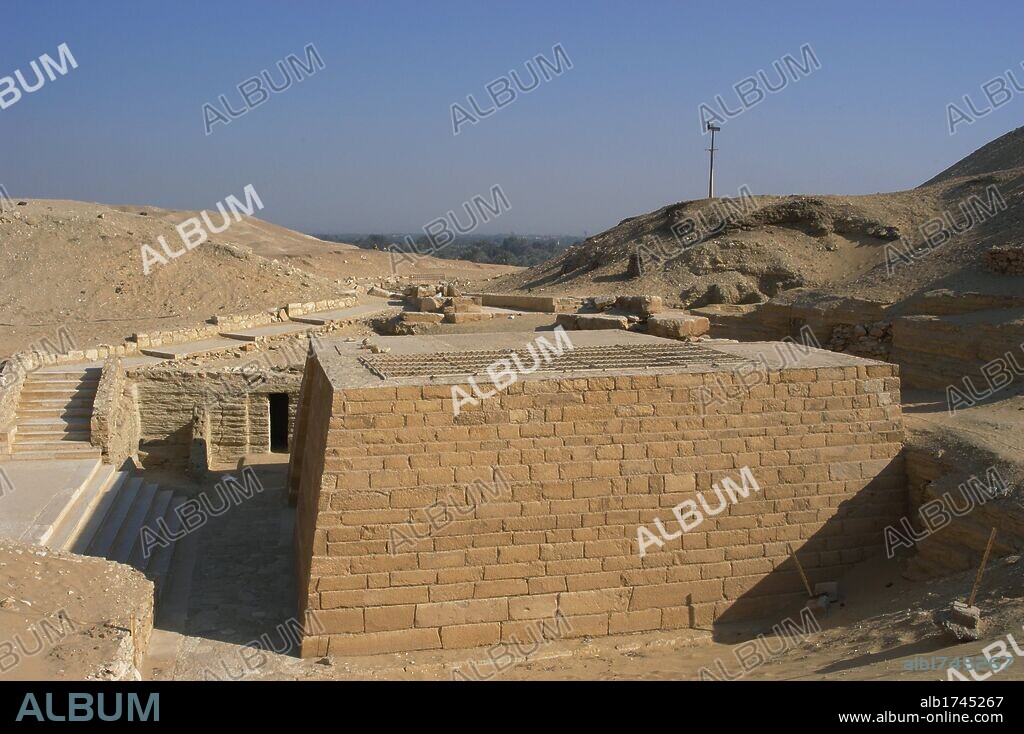 ARTE EGIPCIO. EGIPTO. IMPERIO ANTIGUO. V DINASTIA. MASTABA DE NIANKHKHNUM Y KHNUMHOTEP. Tumba doble perteneciente a estos dos personajes, profetas de Ra durante el gobierno del faraón Niuserre. Vista del exterior. SAKKARA.