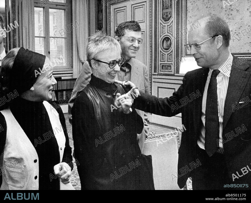 Stockholm 1973-01-30. Krister Wickman tar emot Gunilla Palmstierna, Sara Lidman och Peter Weiss vid en FNL-uppvaktning hos utrikesministern. Foto: Olle Lindeborg / Pressens Bild / TT / kod 190.