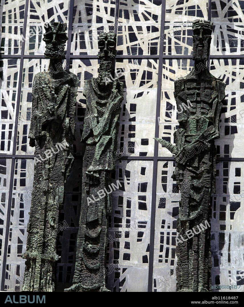 JOSEP MARIA SUBIRACHS. SUBIRACH , JOSE MARIA. ESCULTOR ESPAÑOL . BARCELONA 1927 - 2014. ESCULTURAS EN LA FACHADA DEL SANTUARIO DE LA VIRGEN DEL CAMINO EN LEON.