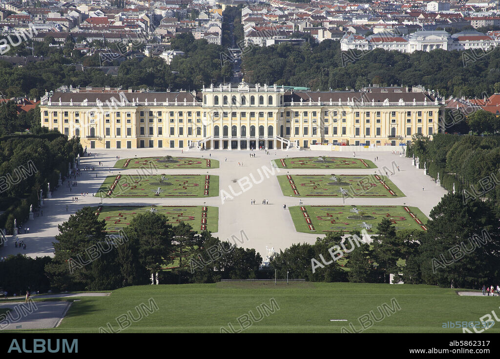Viena / Wien; Schönbrunn: vista desde la "Gloriette" o Pabellón a los jardines, Palacio imperial y ciudad.