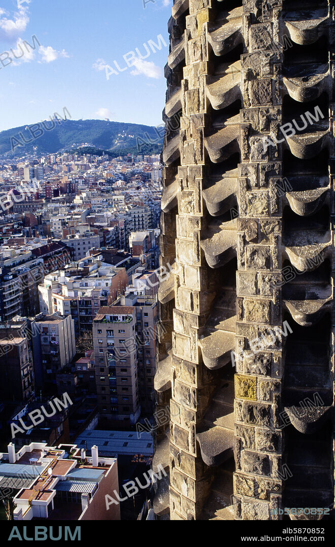 Sagrada Familia (Gaudí); tower and city.