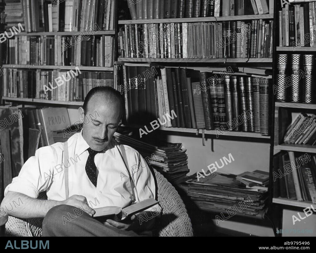 Junio 1962. Antonio MIngote, autor de dibujos humoristas y de chistes, es un  hombre tan serio que es incapaz de reirse con sus propias gracias.
