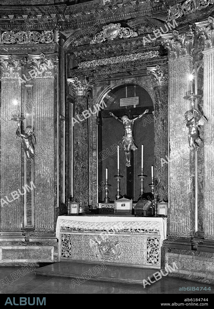 DOMENICO GUIDI. CRUCIFIJO EN BRONCE SOBRE UNA CRUZ DE MARMOL NEGRO EN EL ALTAR DEL PANTEON REAL DEL MONASTERIO DEL ESCORIAL - FOTOGRAFIA EN BLANCO Y NEGRO - AÑOS 60.