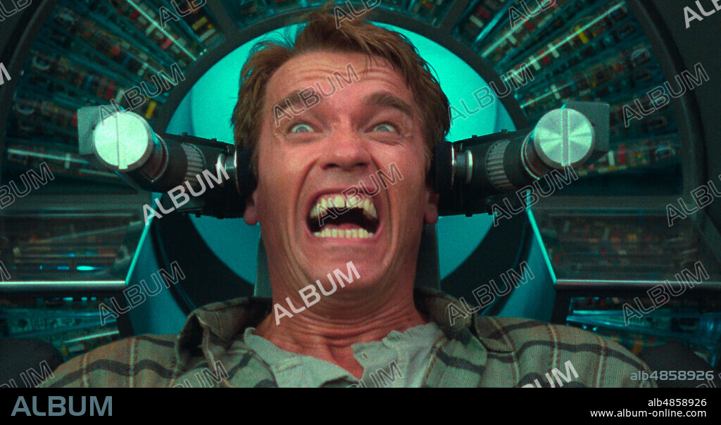 ARNOLD SCHWARZENEGGER en DESAFIO TOTAL, 1990 (TOTAL RECALL), dirigida por PAUL VERHOEVEN. Copyright CAROLCO.