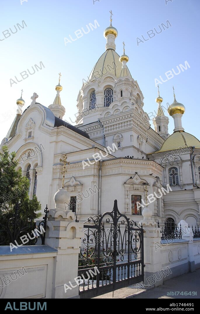 UCRANIA. SEBASTOPOL. Exterior de la CATEDRAL ORTODOXA de POKROVSKY. Destacan sus hermosas cúpulas. Construida en 1905 por el arquitecto Valentin Feldman. La Catedral fue consagrada en honor de la gran fiesta de la Madre de Dios, llamado en Rusia "Pokrov". Península de Crimea.