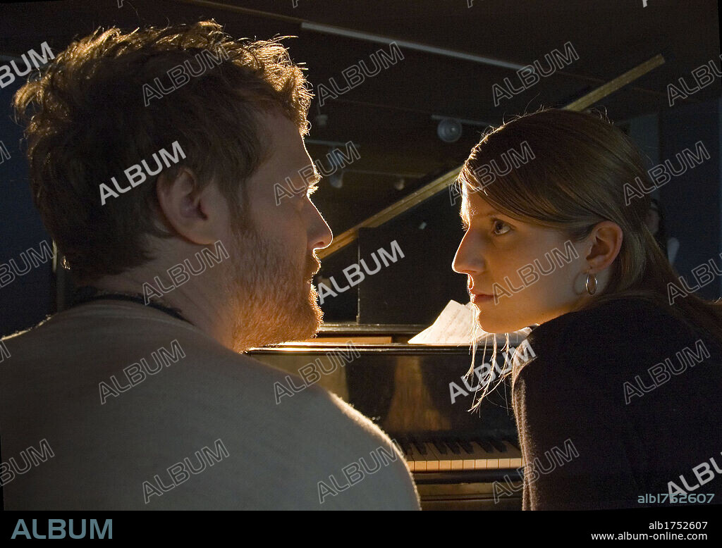GLEN HANSARD and MARKETA IRGLOVA in ONCE, 2007, directed by JOHN CARNEY. Copyright SAMSON FILMS.