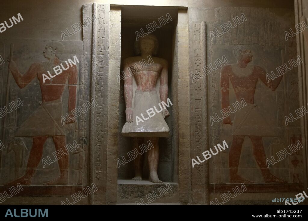 ARTE EGIPCIO. EGIPTO. IMPERIO ANTIGUO. VI DINASTIA. MASTABA DE MERERUKA. Situada en el lado norte de la Pirámide de Teti, del que Mereruka era sacerdote. Es la más grande del Imperio Antiguo. Vista de la ESTATUA DE MERERUKA situada en una hornacina de la sala mayor. SAKKARA.
