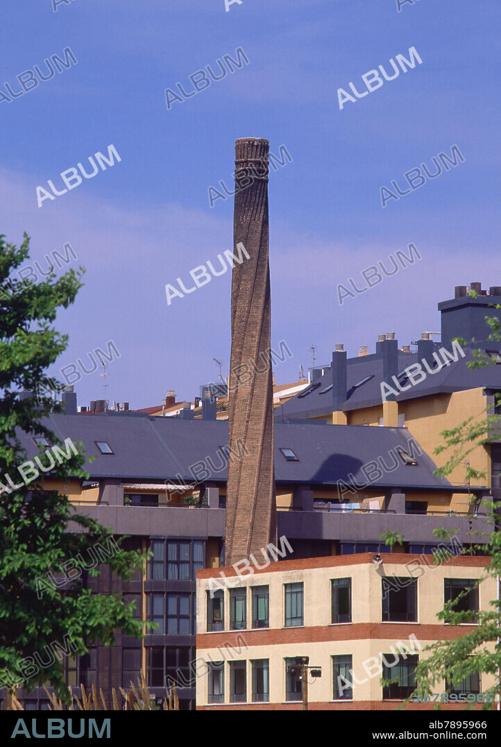 CHIMENEA HELICOIDAL DE UNA ANTIGUA FABRICA.