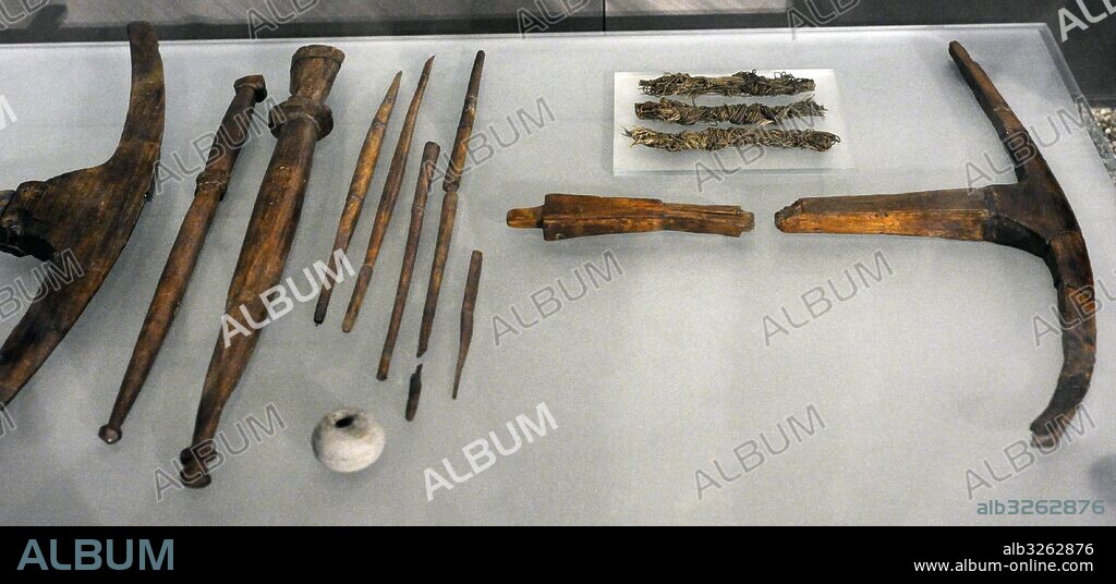 Arte Vikingo. Herramientas para la fabricación de textiles. Bobinadoras de hilo en madera de haya, herramientas para el hilado y ovillos de hilo. Museo de Barcos Vikingos. Oslo. Noruega.