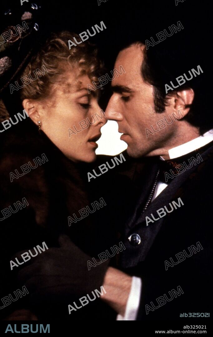 DANIEL DAY-LEWIS and MICHELLE PFEIFFER in THE AGE OF INNOCENCE, 1993, directed by MARTIN SCORSESE. Copyright COLUMBIA PICTURES / CARUSO, PHILLIP.