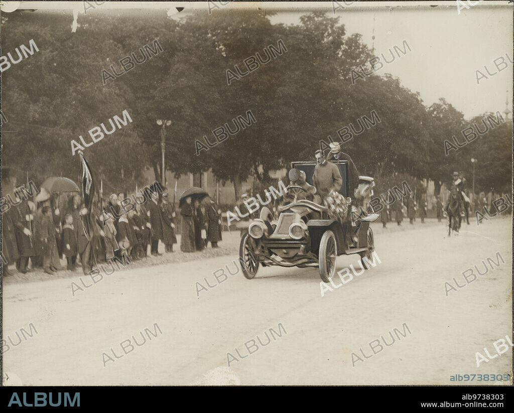 La Granja de San Ildefonso, September 1906. His Majesty Alfonso XIII upon entering La Granja, salute the flag of the Madrid hunters battalion.