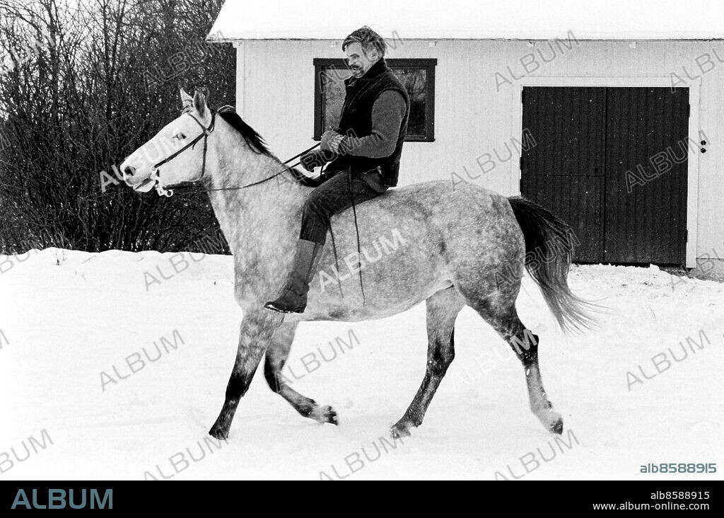 SKARA 1971-11-22.. Per Oscarsson, skådespelare, på en häst vid sitt hus Trestena gård utanför Skara.. Foto: Bertil S-son Åberg / RiR / SVT / Kod: 5600. Reportage publ. i RiR 50/71 sid. 12-13, 54 inför långfilmen Oss emellan, i TV.. RiR 20315 sv/v neg.
