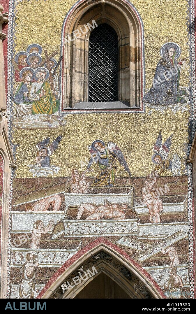 REPUBLICA CHECA. PRAGA (PRAHA). CATEDRAL DE SAN VITO. Lado sur. PUERTA DORADA, decorada con los mosaicos venecianos rojos y dorados, construidos por Niccoletto Semitecolo (1370-1415). Representa el JUICIO FINAL. Recinto del Castillo. Zona Hradcany. Centro Europa.