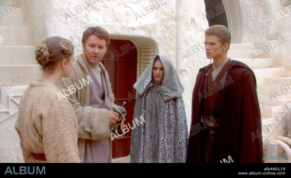 HAYDEN CHRISTENSEN et NATALIE PORTMAN dans STAR WARS: EPISODE II-ATTACK OF THE CLONES, 2002, réalisé par GEORGE LUCAS. Copyright LUCASFILM/JAK PRODUCTIONS.