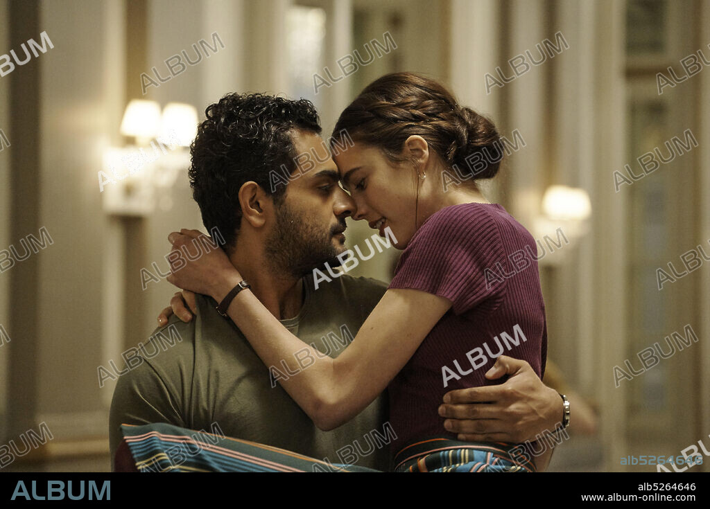 HAMZA HAQ y MARGARET QUALLEY en SUEÑOS DE UNA ESCRITORA EN NUEVA YORK, 2020 (MY SALINGER YEAR), dirigida por PHILIPPE FALARDEAU. Copyright MICRO_SCOPE.