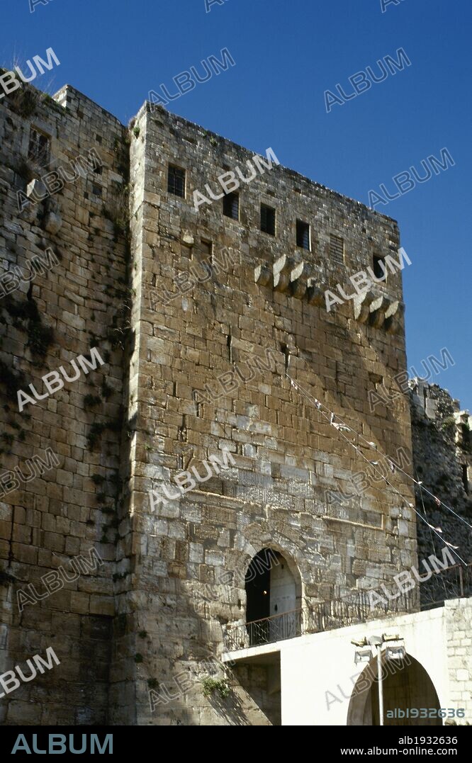 SIRIA. KRAK DE LOS CABALLEROS. Castillo levantado en el siglo XII por los Caballeros Hospitalarios, durante las cruzadas a Tierra Santa. Es la mejor muestra que se conserva en el Oriente Medio de arquitectura militar medieval. En el S. XIII, la fortaleza cristiana cayó en manos árabes. Vista parcial del TORREON de la entrada principal al castillo.